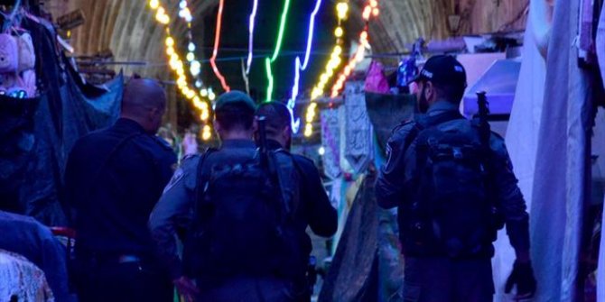 İsrail polisinden Mescid-i Aksa'ya gece baskını