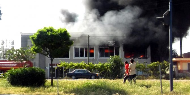 Mersin'de korkutan fabrika yangını