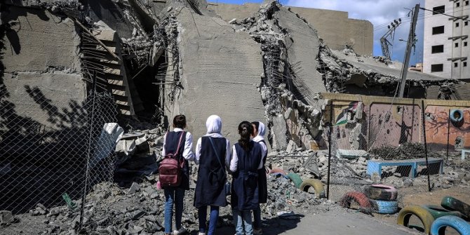 Gazze'de İsrail, okullara da saldırıyor