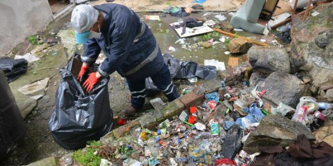 Bursa'da kötü koku gelen evden 3 ton çöp çıktı