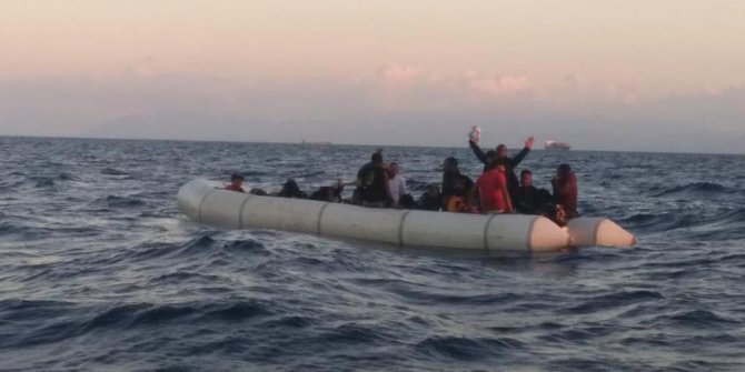 Foça'da 35 kaçak göçmen kurtarıldı