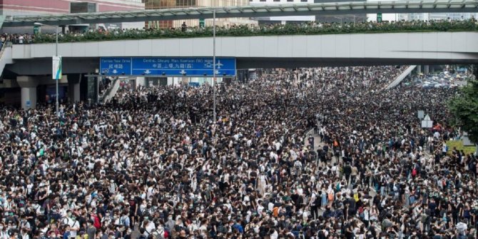 Hong Kong'da hükümet karşıtı gösteriler sertleşiyor