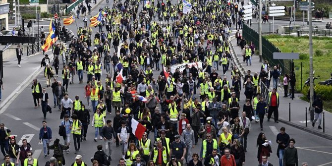 Fransa'da sarı yelekliler sokakta!