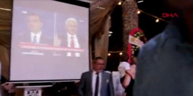 CHP Foça İlçe Başkanı, düğününde adayların ortak yayınını izletti