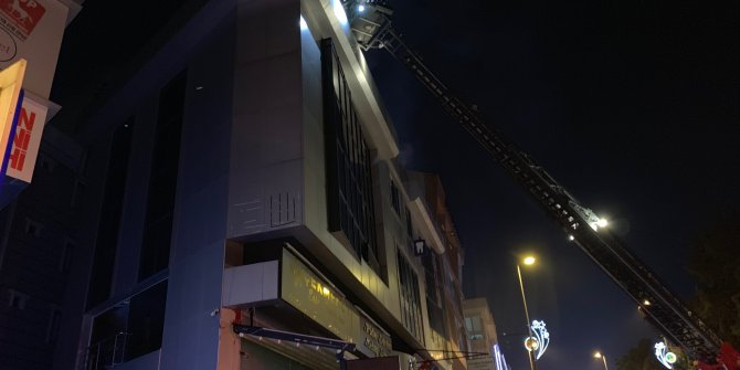 Çekmeköy'de 3 katlı iş merkezinde yangın