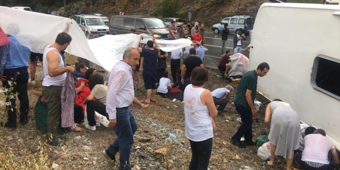 Antalya'da otobüs devrildi: 4'ü ağır 20 yaralı