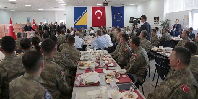 Erdoğan Butmir'deki Türk askerlerini ziyaret etti