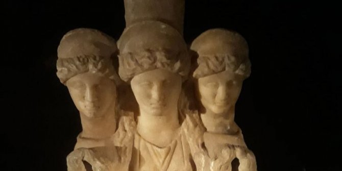 Denizli'de 3 başlı kadın heykeli ele geçirildi
