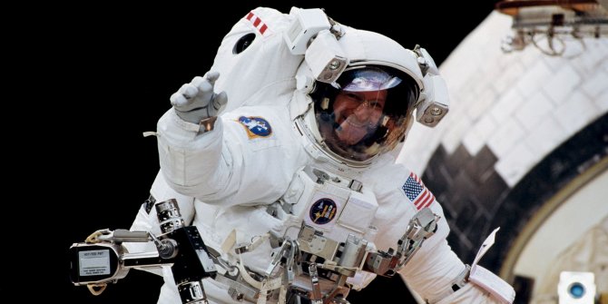 Astronot giysileri neden beyaz renkte üretiliyor?