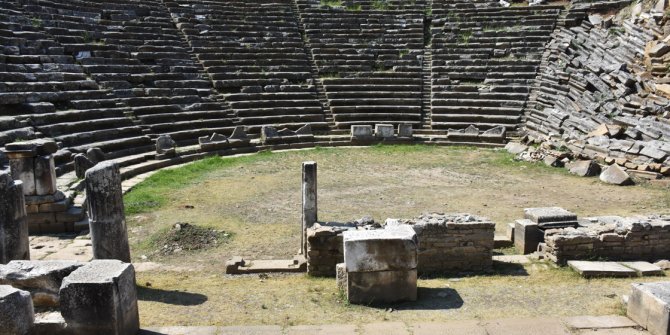 Muğla'daki antik tiyatronun sahnesi gün yüzüne çıkacak