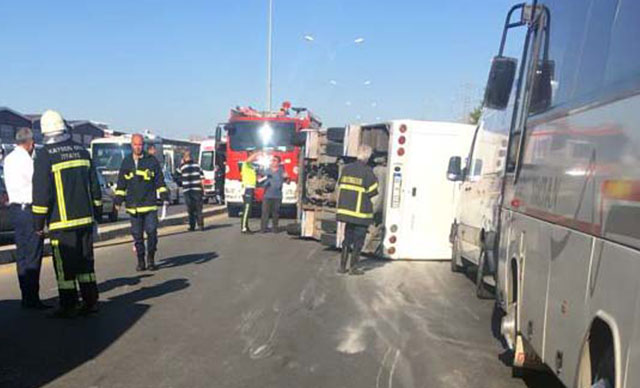 İşçi servisiyle kamyonet çarpıştı: 22 yaralı