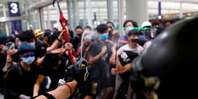 Hong Kong'da protestocular ile polis arasında çatışma