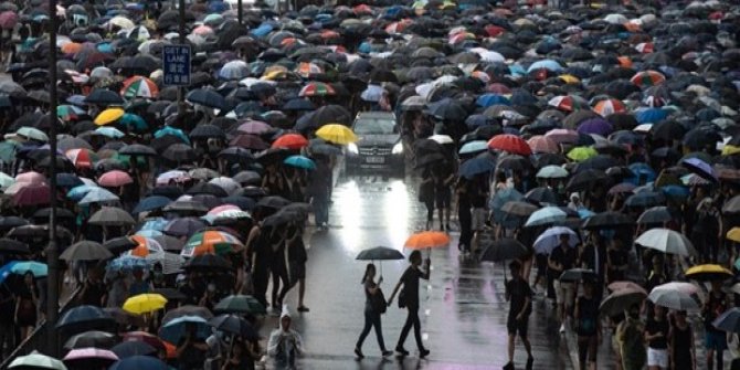 Hong Kong'da gösteriler sürüyor