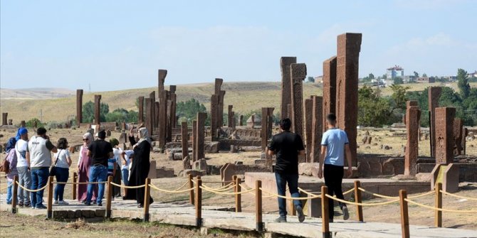 Ahlat'taki Selçuklu Meydan Mezarlığı'na ziyaretçi akını