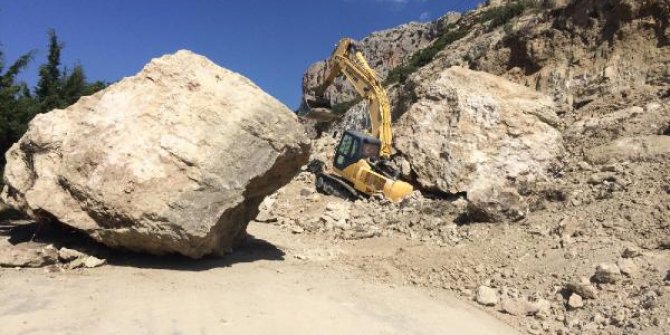 İş makinesinin üzerine 20 tonluk kaya düştü