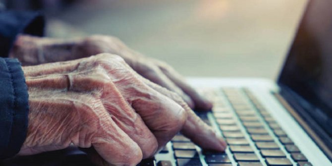 Yaşlı insanlar da dijital bağımlı olmaya başladı