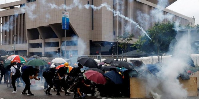 Hong Kong'daki gösterilerde çatışma