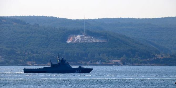 Rus askeri gemileri peş peşe boğazdan geçti