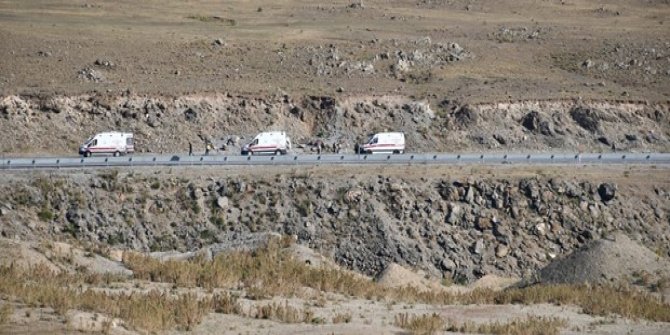 Ağrı’da göçmen minibüsü devrildi: 2 ölü, 30 yaralı