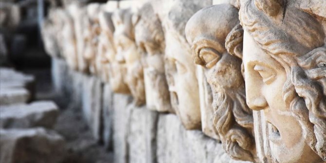 2 bin 200 yıllık mitolojik masklar gün yüzüne çıkarıldı