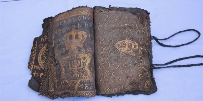 Diyarbakır'da altın işlemeli İncil ile İbranice işlemeli ferman ele geçirildi