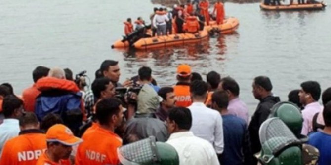 Hindistan'da gezi teknesi alabora oldu