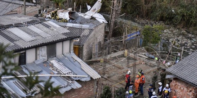 Kolombiya'da küçük bir yolcu uçağı düştü