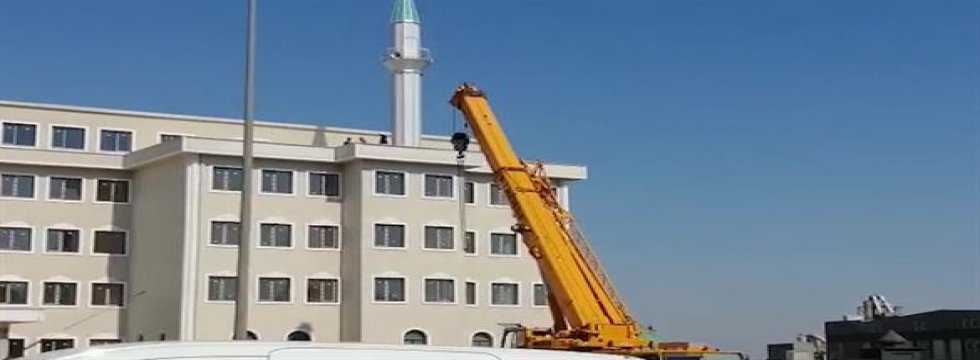 Okul çatısındaki minare kaldırıldı
