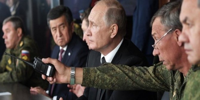 Putin 128 bin askerin katıldığı tatbikatı izledi