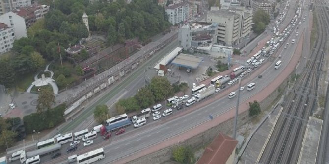 TIR kazası E-5 İstanbul yönünü kilitledi
