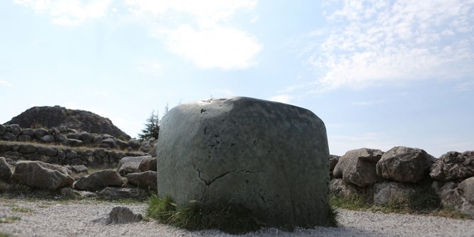 Hattuşa'daki "yeşil kaya" gizemini koruyor