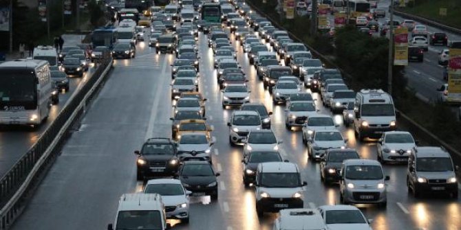 İstanbul'da yağmur trafiği sürüyor