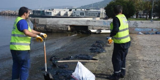 İzmir'de petrol sızıntısı denizi kirletti