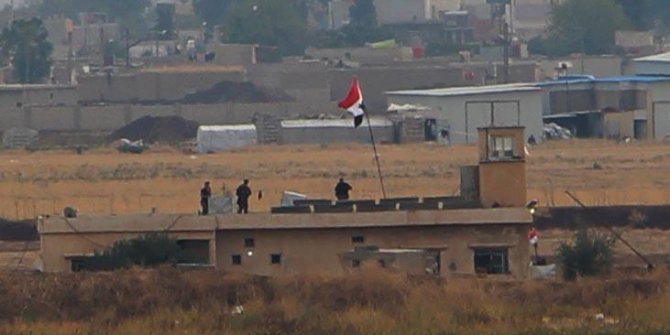 Kamışlı'daki binaya Suriye bayrağı asıldı