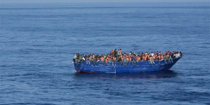 Kayalara çarpan teknede 5 göçmen öldü
