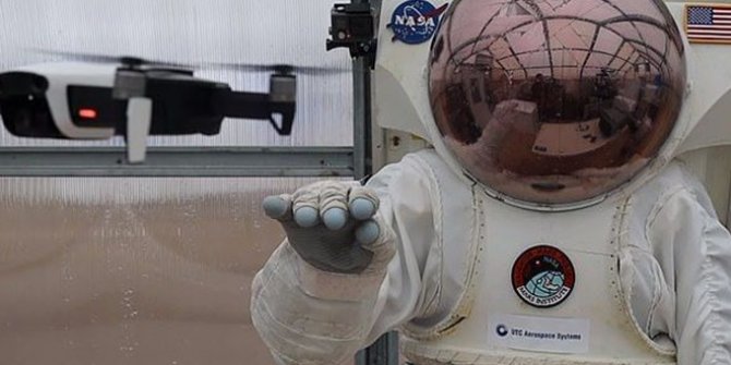 Astronotlar için akıllı eldiven!