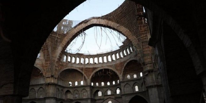 Türkiye’nin en büyük 2. camisinde çökme