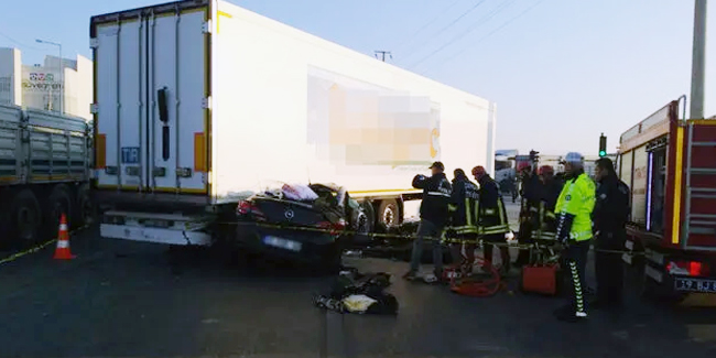 Otomobil TIR'ın altına girdi: 3 ölü, 1 yaralı