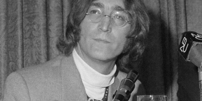 Efsanevi Beatles üyesi John Lennon'ın gözlükleri açık artırmada!
