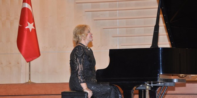 Dünyaca ünlü piyanist Mersinli sanatseverleri mest etti!