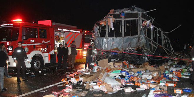 Otobüs ve TIR çarpıştı: 2 ölü, 35 yaralı