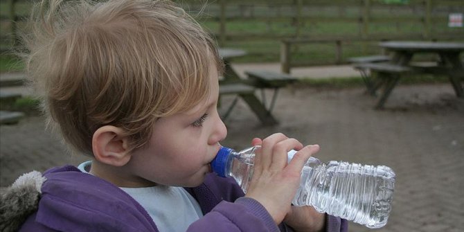 Çocukların yarısından çoğunun su tüketimi yetersiz