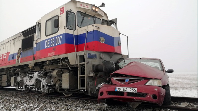Kars'ta yük treni otomobile çarptı