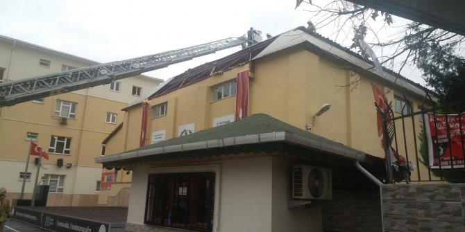 İstanbul'da bir okulun çatısı uçtu