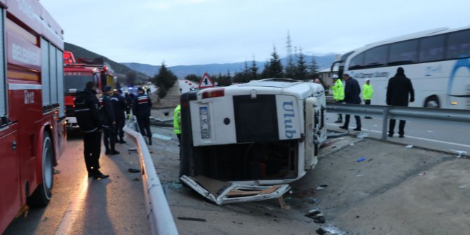 Isparta'da yolcu midibüsü devrildi: 15 yaralı