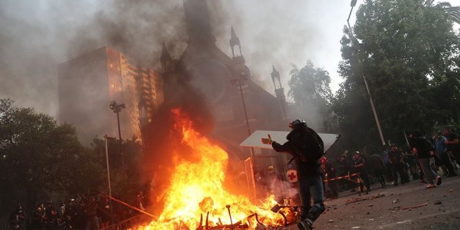 Şili'de göstericiler kiliseyi yaktı