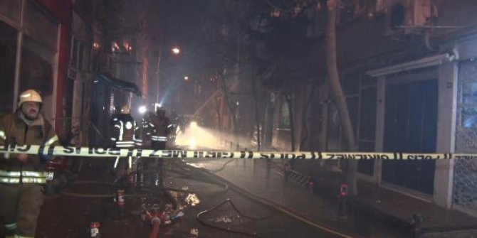 Bakırköy'de 2 ahşap bina alev alev yandı