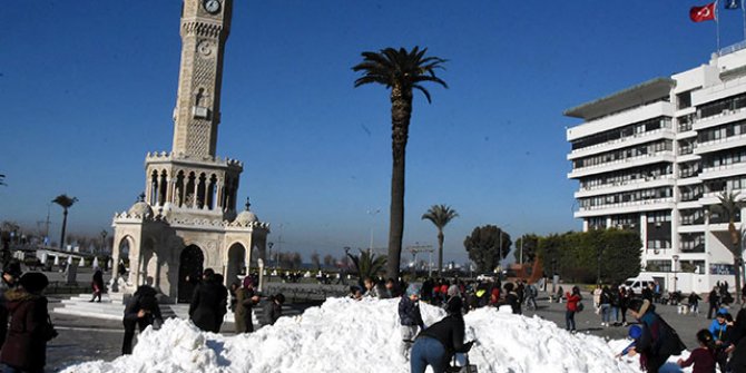 İzmir'de vatandaşlara kar sürprizi