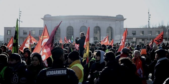Fransa'da emeklilik reformu protestoları sürüyor
