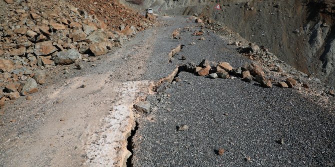Deprem, asfalt yollarda çatlaklar oluşturdu
